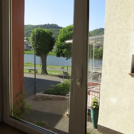 Count Von Hatzfeld Mit Moselblick Hébergement de vacances Kinheim