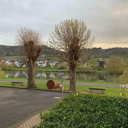 Count Von Hatzfeld Mit Moselblick