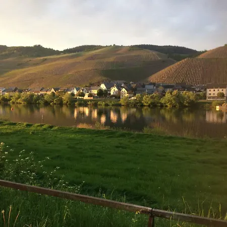 Count Von Hatzfeld Mit Moselblick Hébergement de vacances